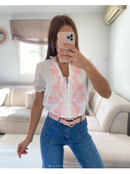 Blusa blanca bordados rosas...