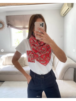 Camiseta blanca con pañuelo...