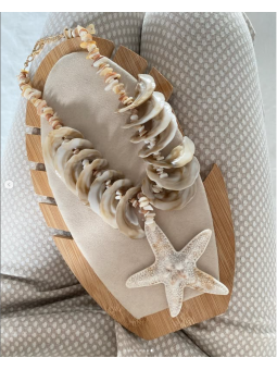 Collar corto beige conchas...