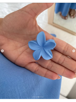 Pinza pequeña flor azul