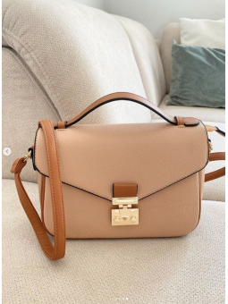 Bolso CAMEL  detalle dorado...